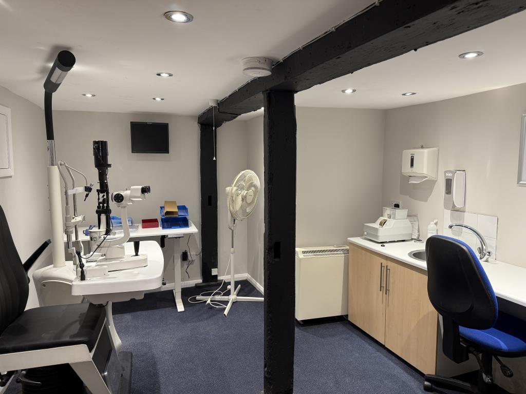 Lot: 83 - FREEHOLD TOWN CENTRE COMMERCIAL INVESTMENT AND UPPER FLOORS WITH POTENTIAL - A Treatment Room on the Lower Ground Floor